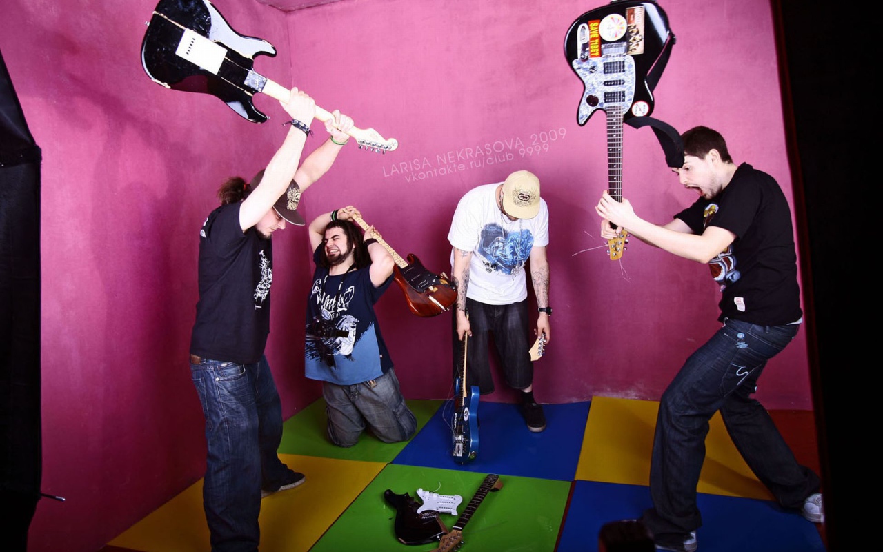 Noize MC ломает гитару
