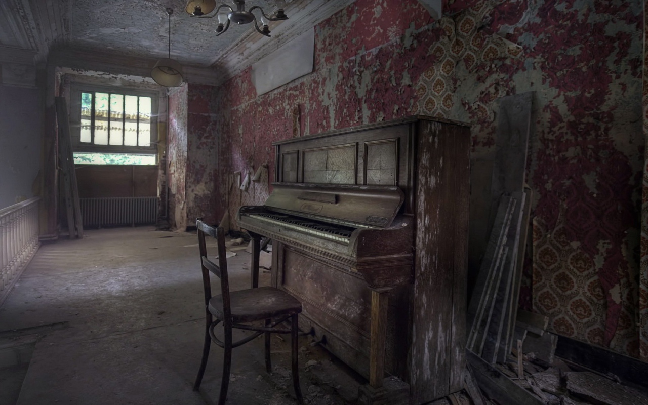 Старое фортепиано в старой комнате