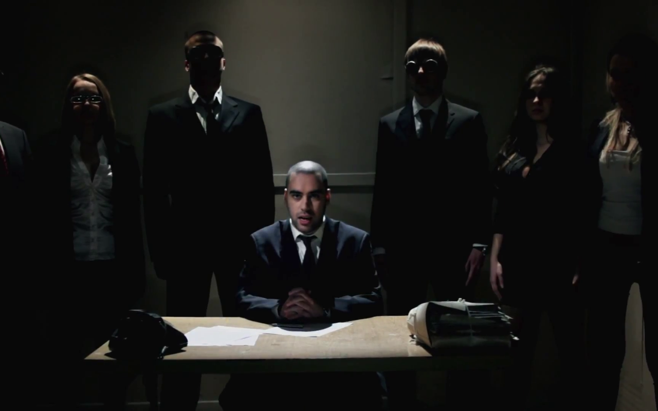 SLIM одет как бизнесмен