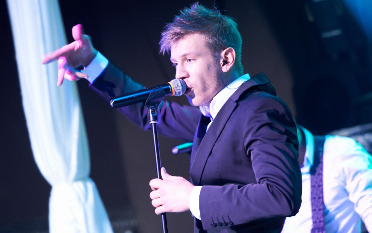 Иван Дорн на концерте поет