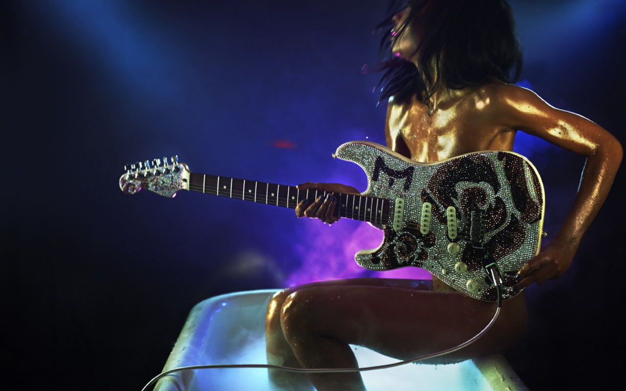 Девушка в ванной с гитарой