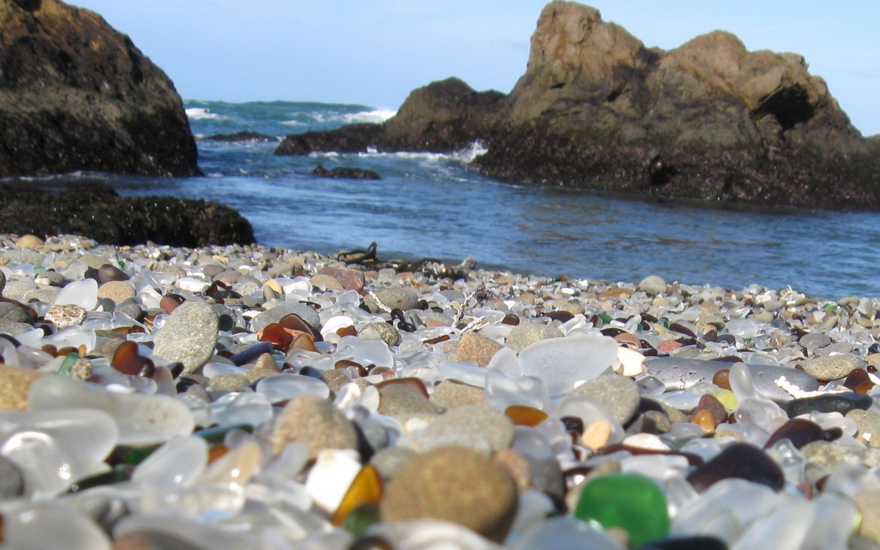 Пляж покрытый стеклом