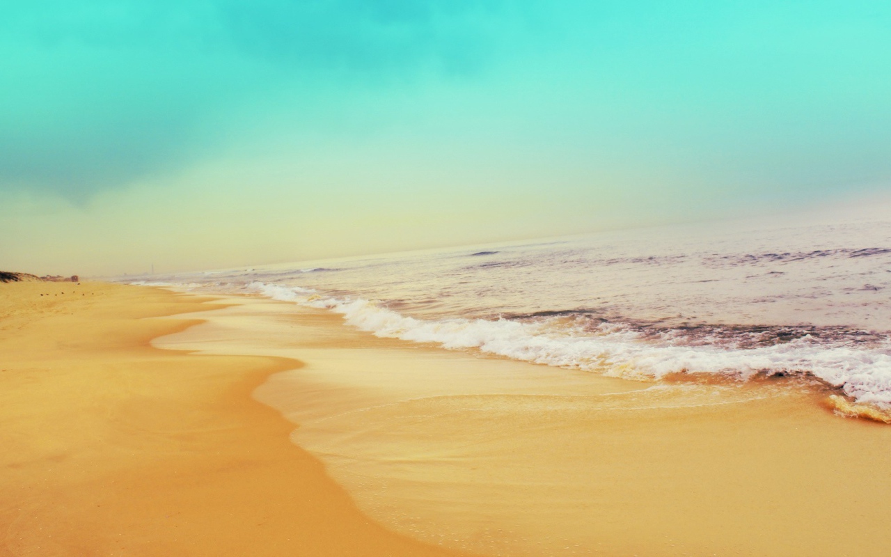 Пляж с желтым песком