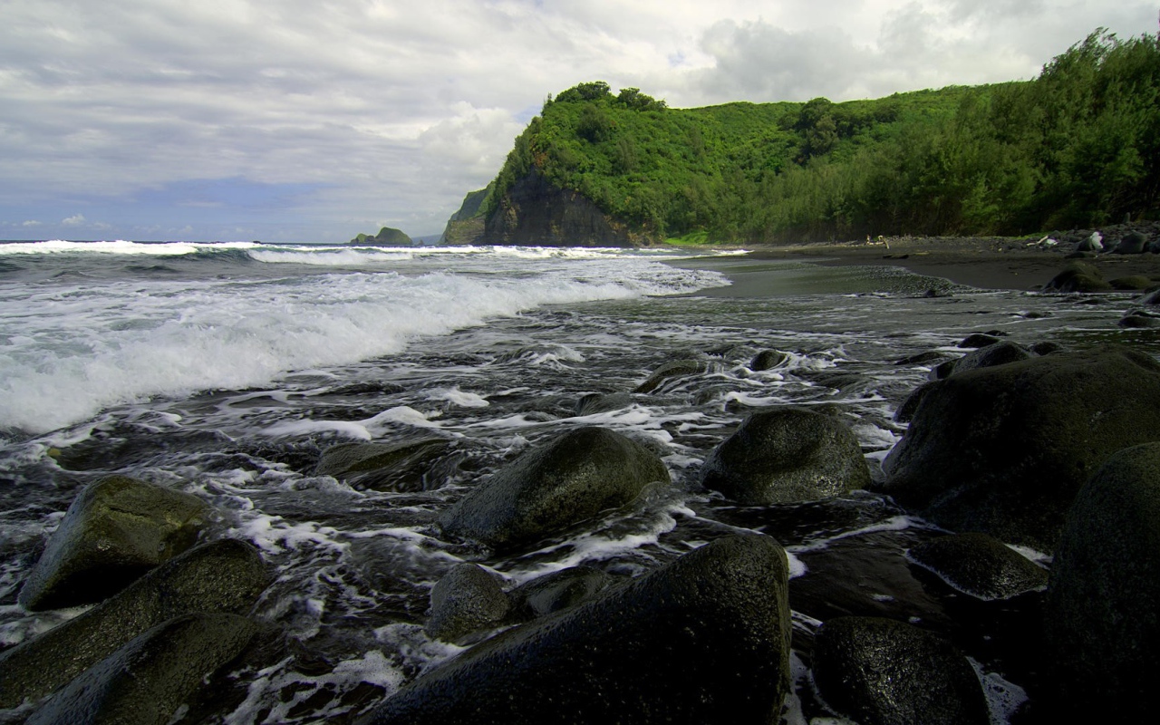 Каменистый пляж на Гаваях