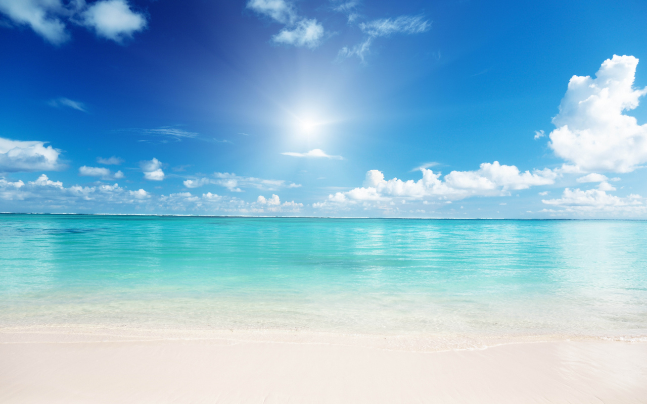 Белый песок на пляже