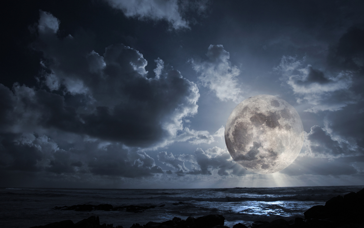 Огромная луна в облаках