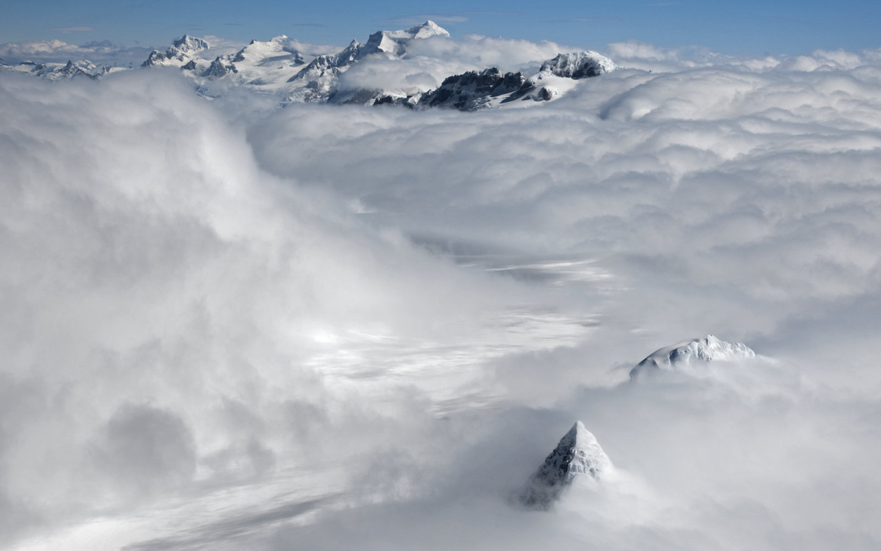 Вершины гор в облаках