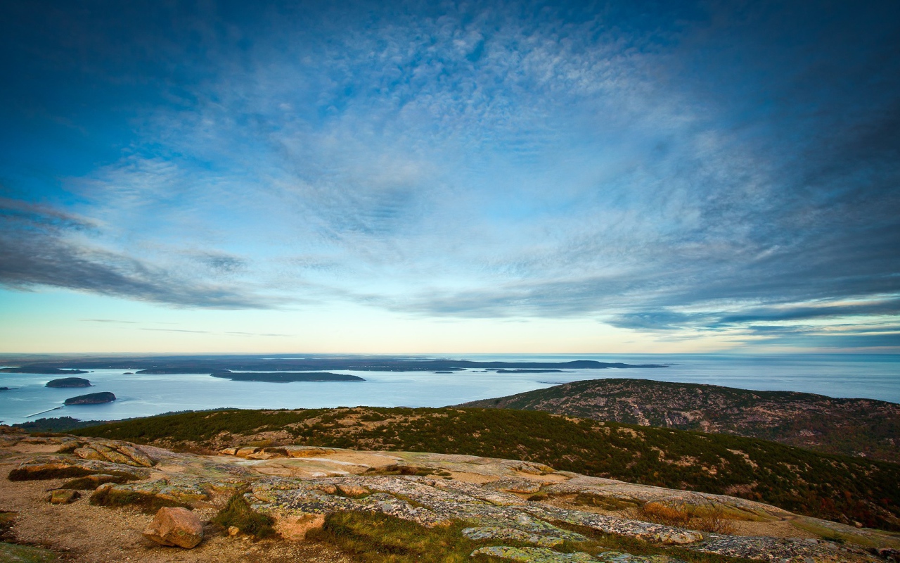 Светлый круг в облаках