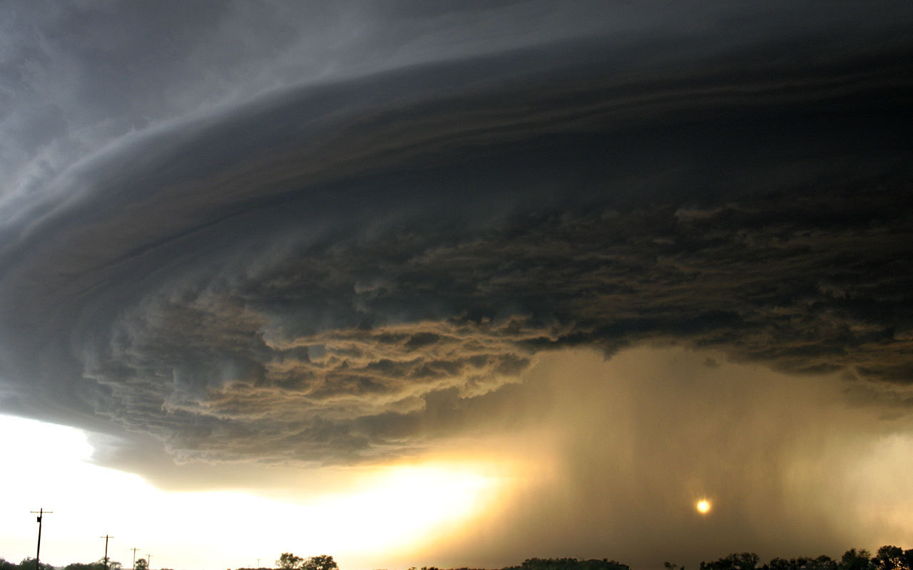 Торнадо у дороги