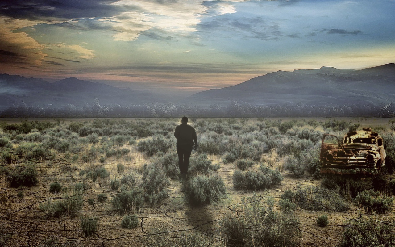 Человек идет по пустыне