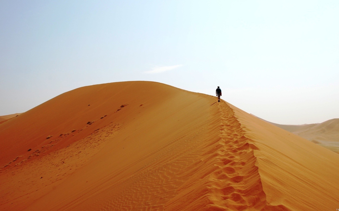 Человек идет по пустыне