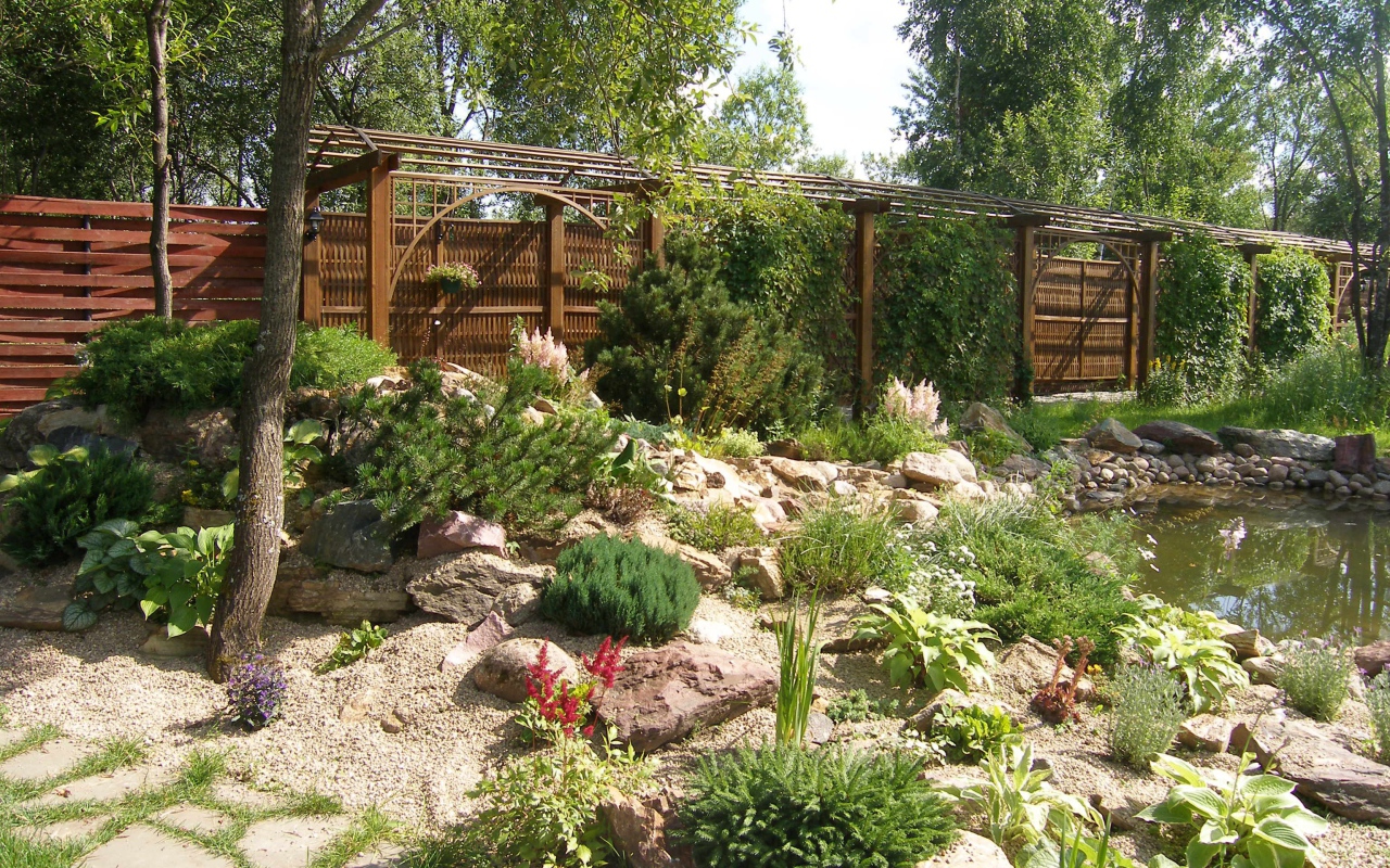 Красивая альпийская горка в саду