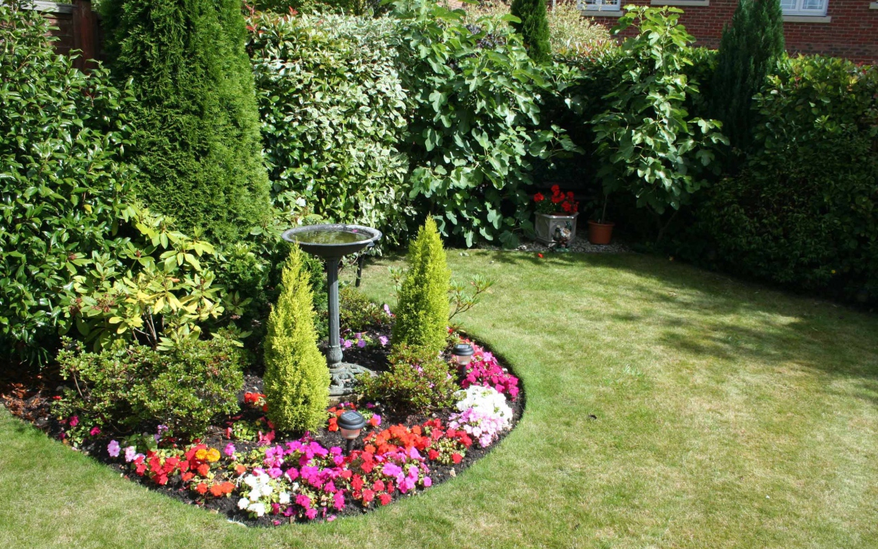 Красивая альпийская горка на газоне