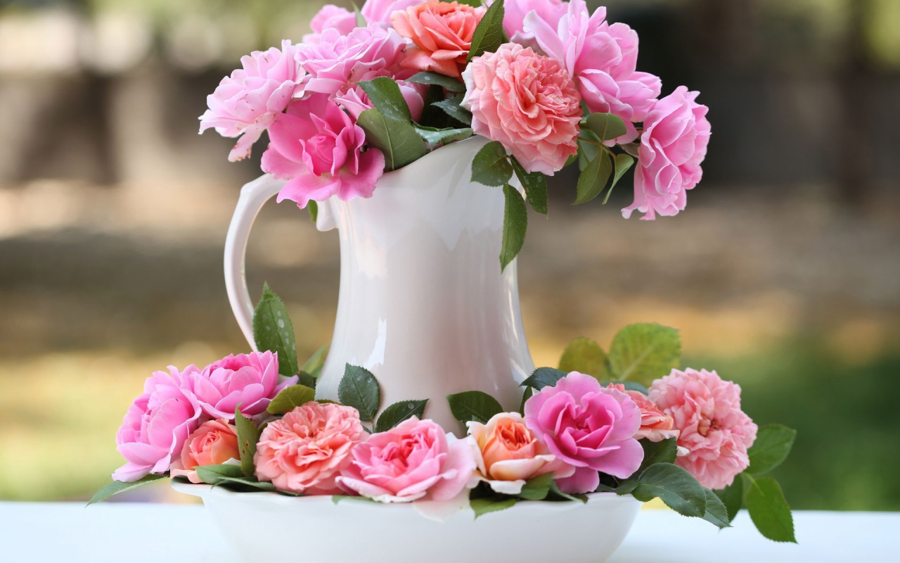 Букет в белом кувшине