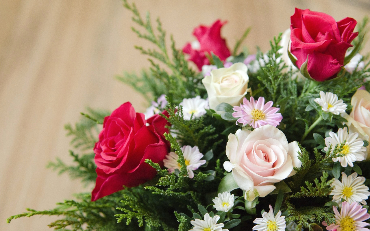 Цветы хризантема и роза