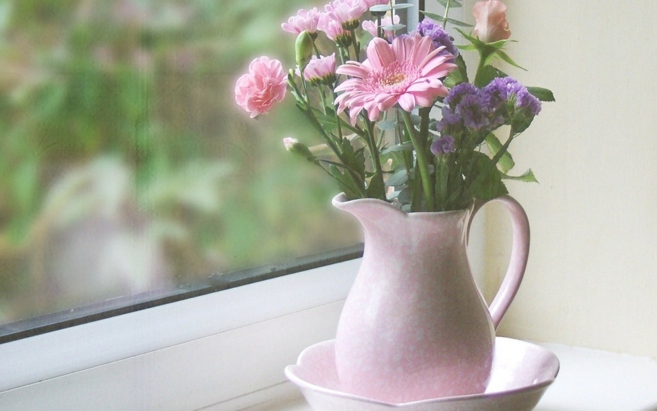Цветы в кувшине на окне