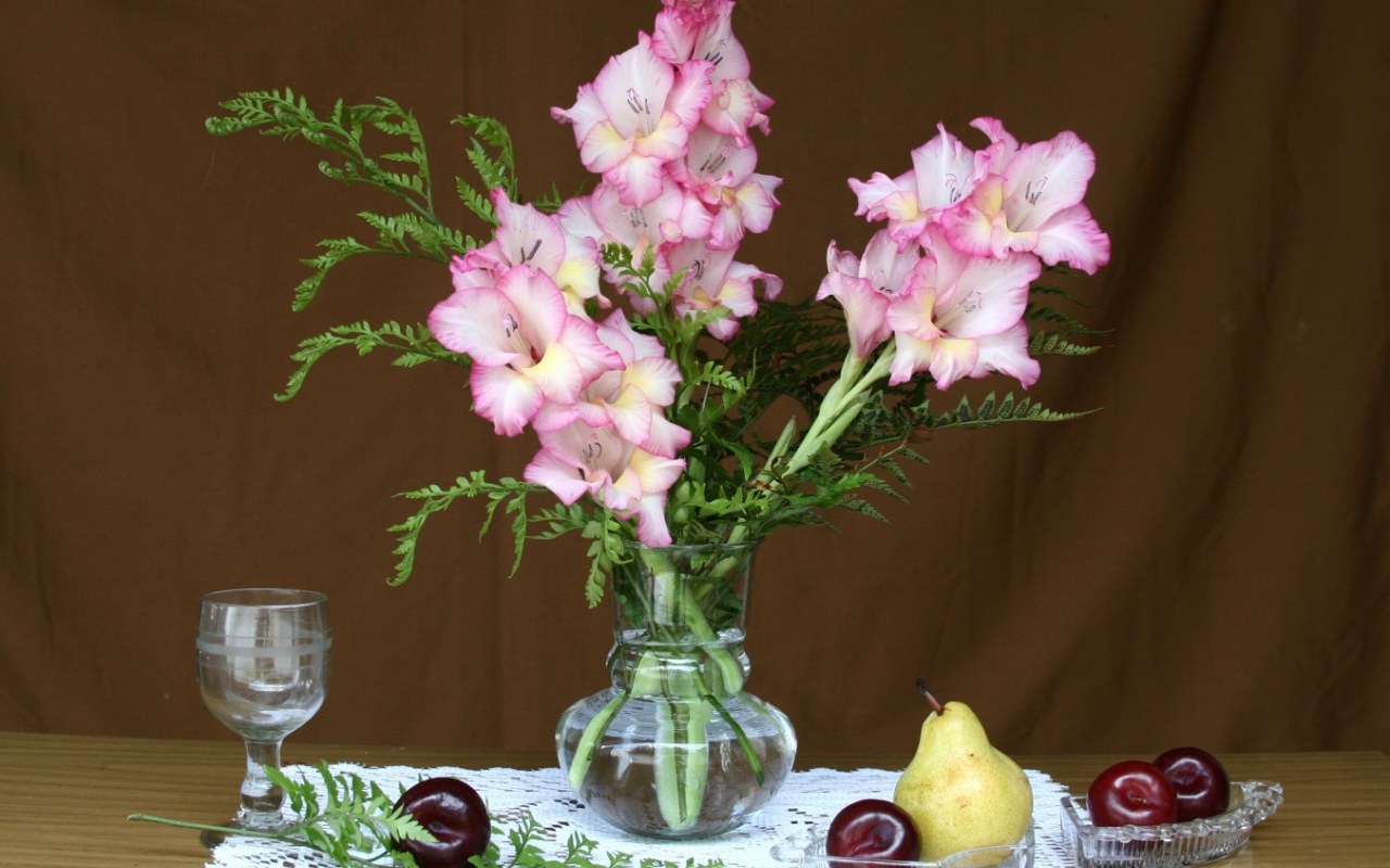 Натюрморт с букетом гладиолусов