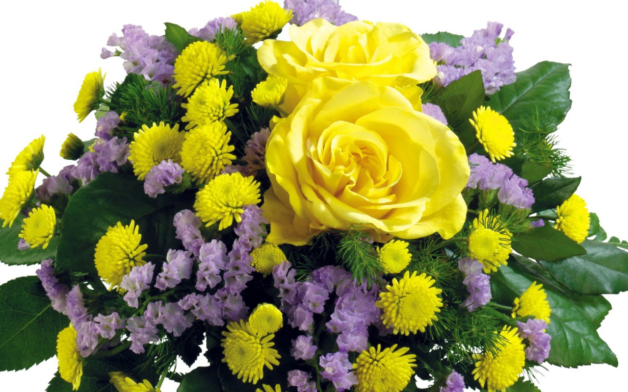 Жёлтые розы в букете с другими цветами