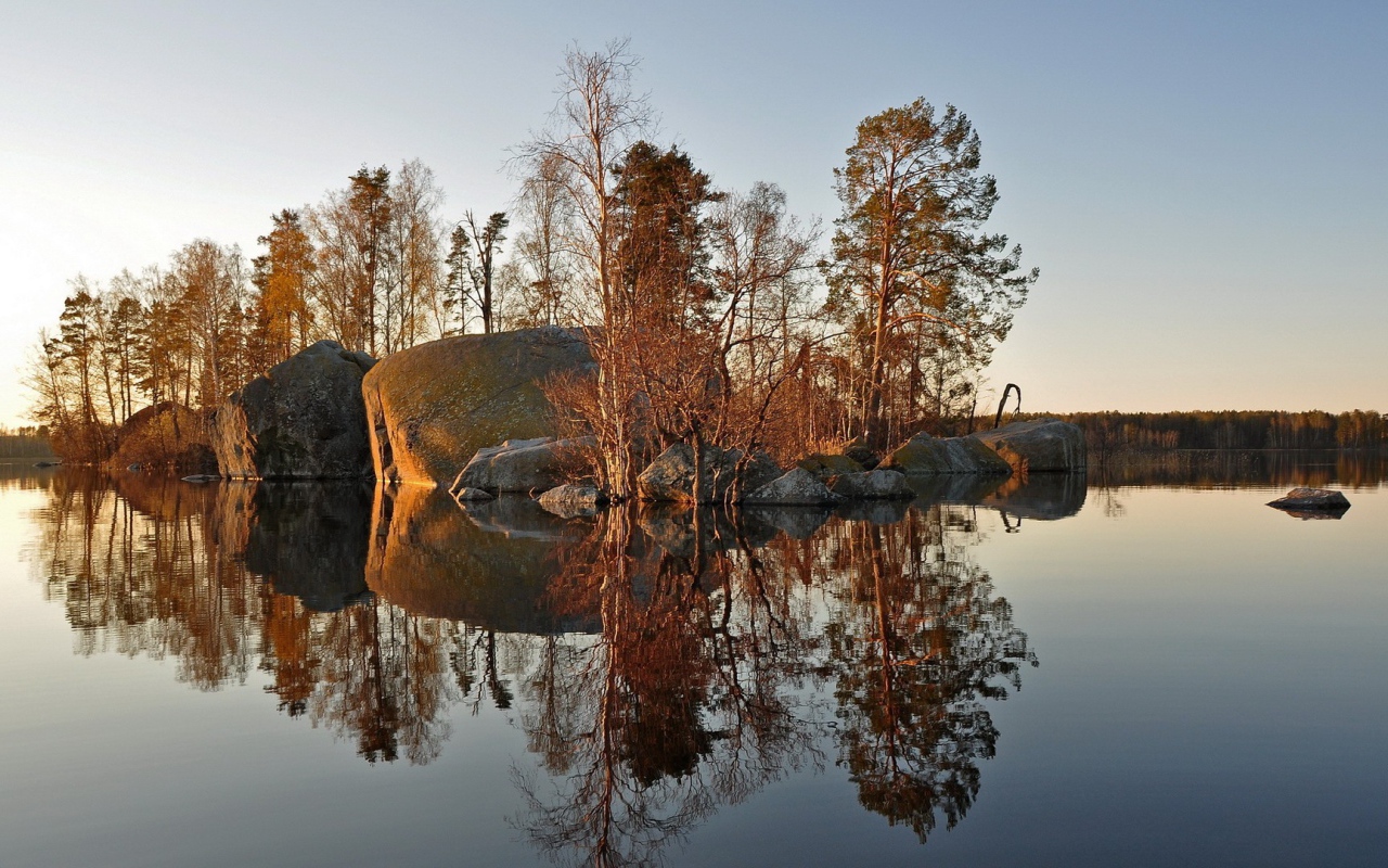 Каменный остров на озере