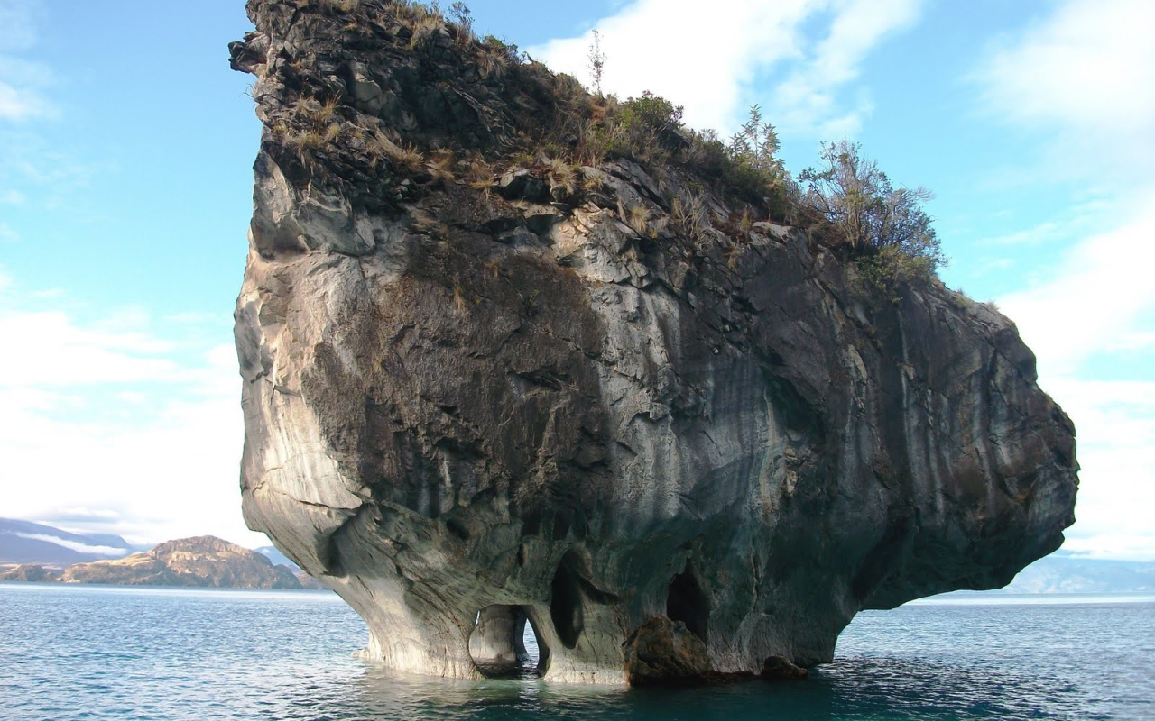 Подмытый остров в Чили