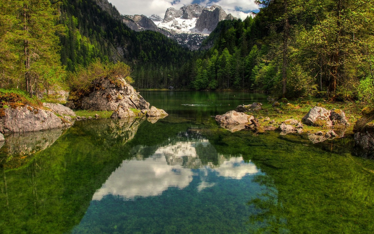 Озеро в горной долине