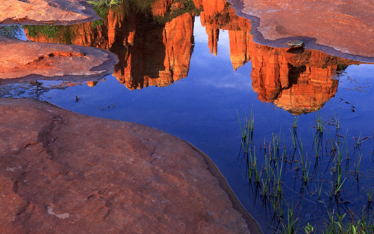 Горы отражаются в воде