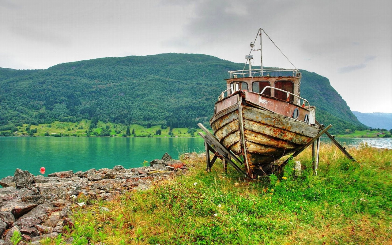 Сарая лодка на берегу