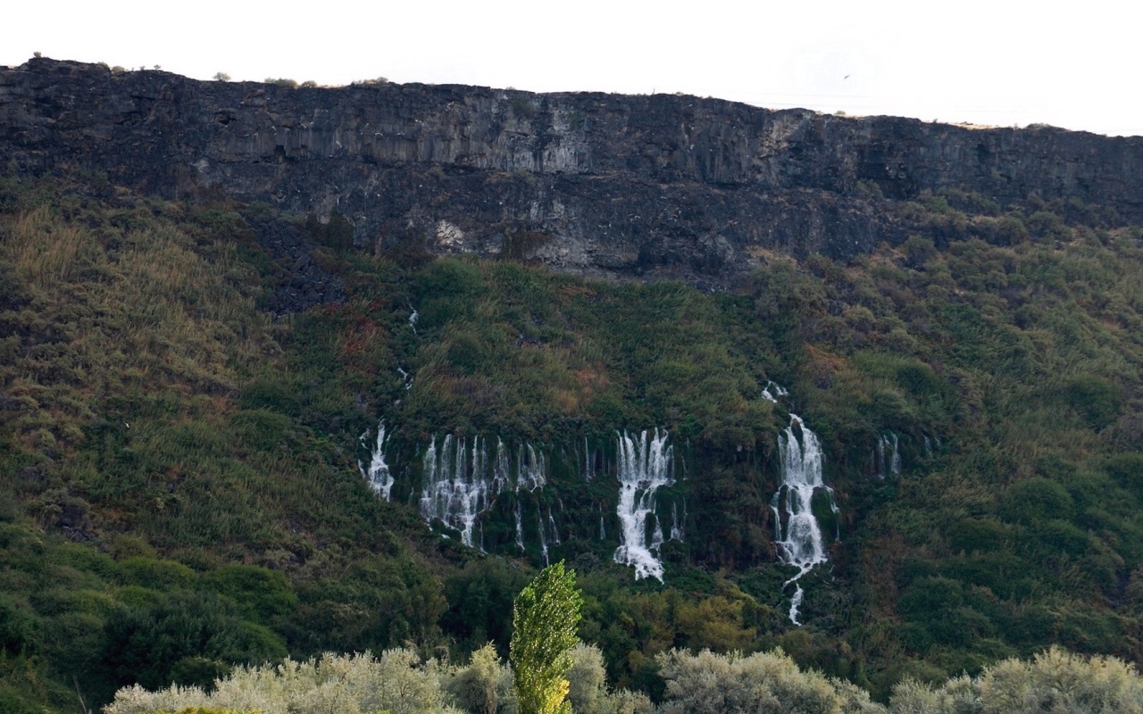 Потоки воды текущие с гор