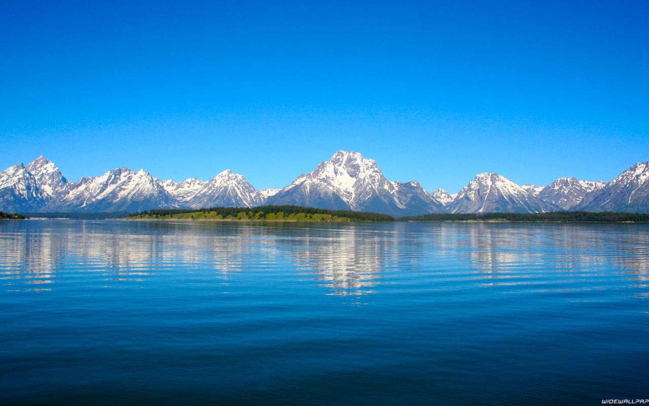 Белые горы на берегу озера