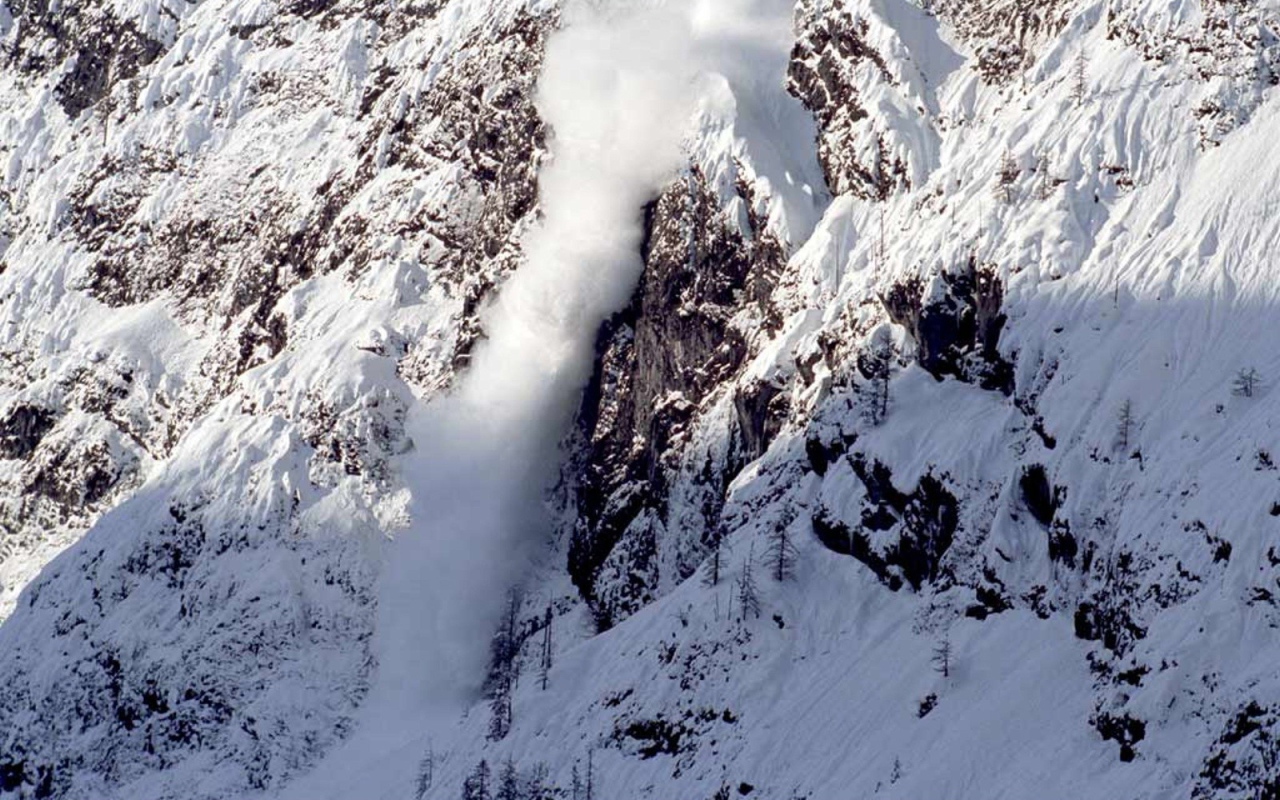 Сход лавины в горах