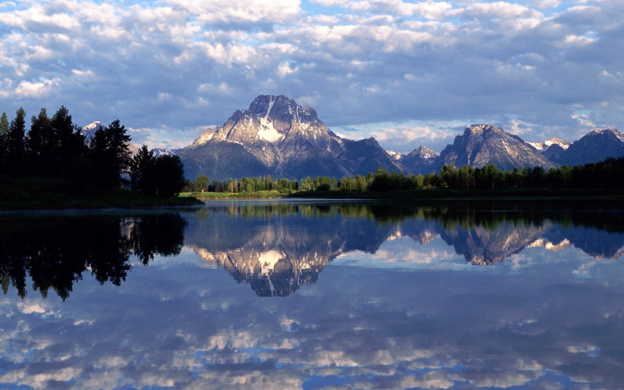 Гряда гор и озеро