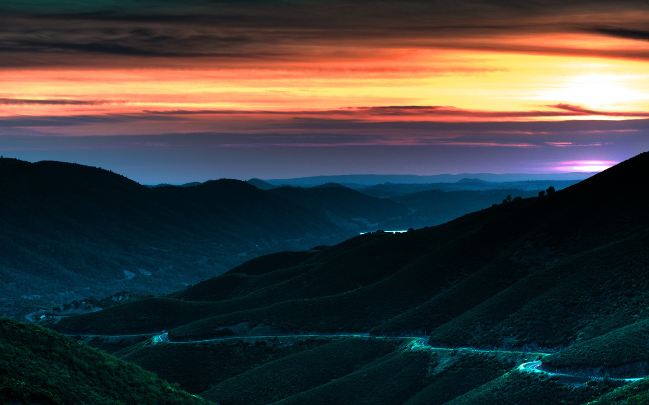 Дорога на склоне горы