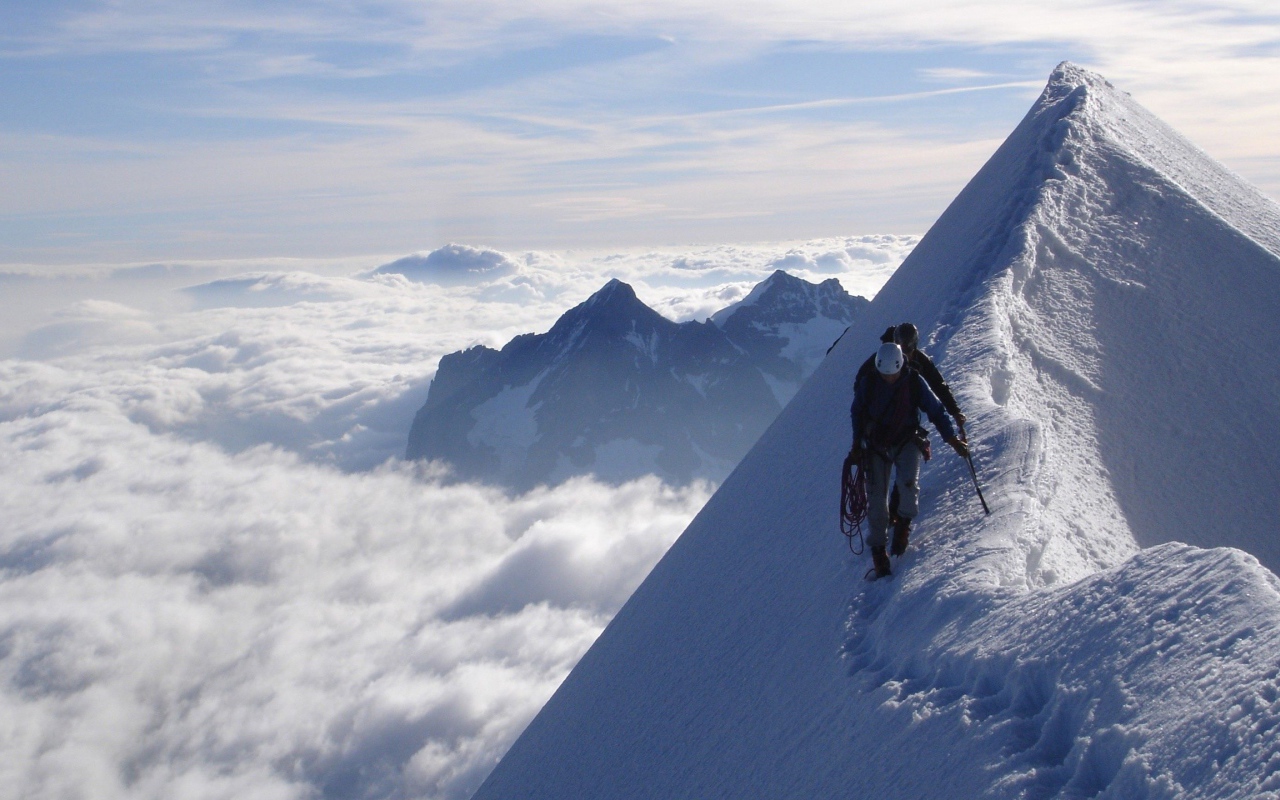 Люди идут на вершину горы