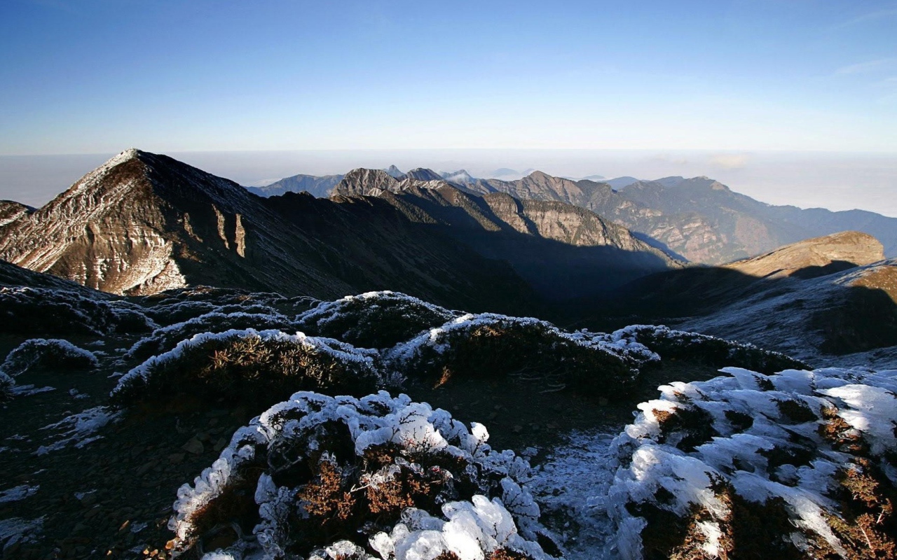 Снежные фигуры на горах