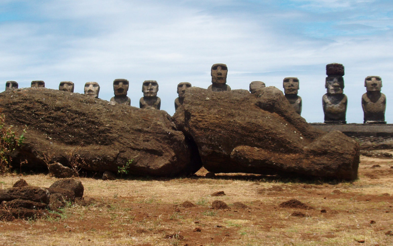 Каменные статуи