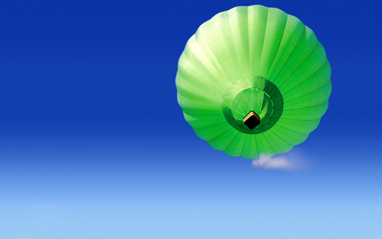 Воздушный шар в небе