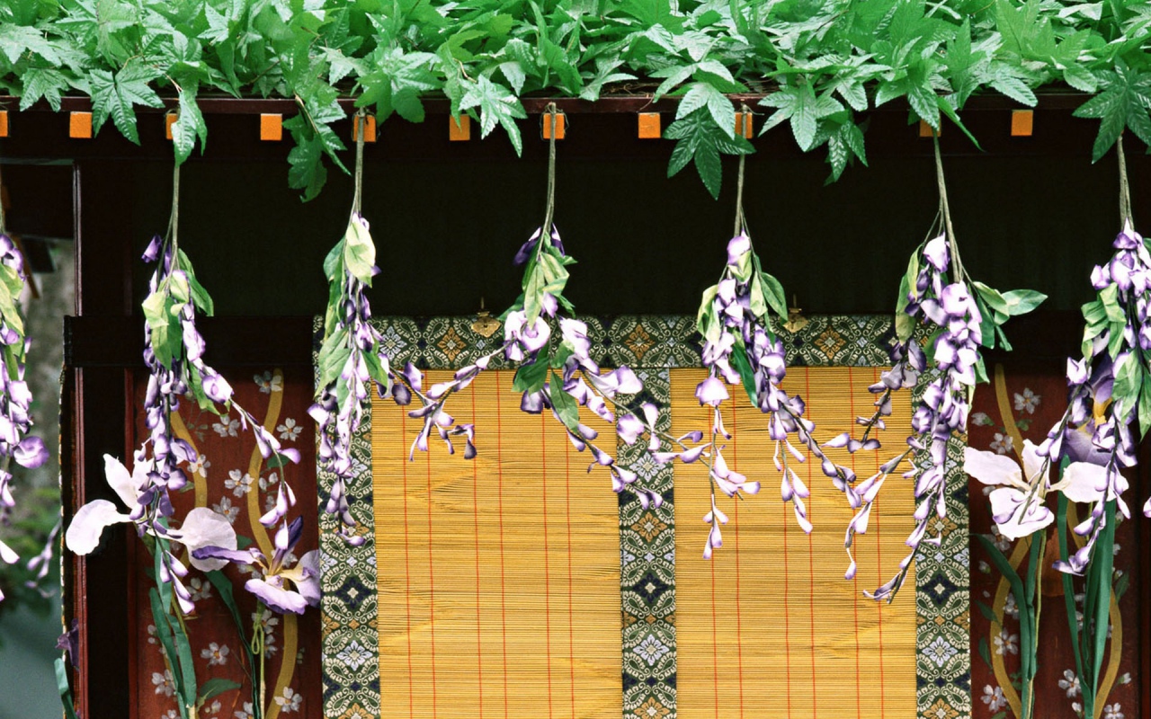 Японский дом в зелени