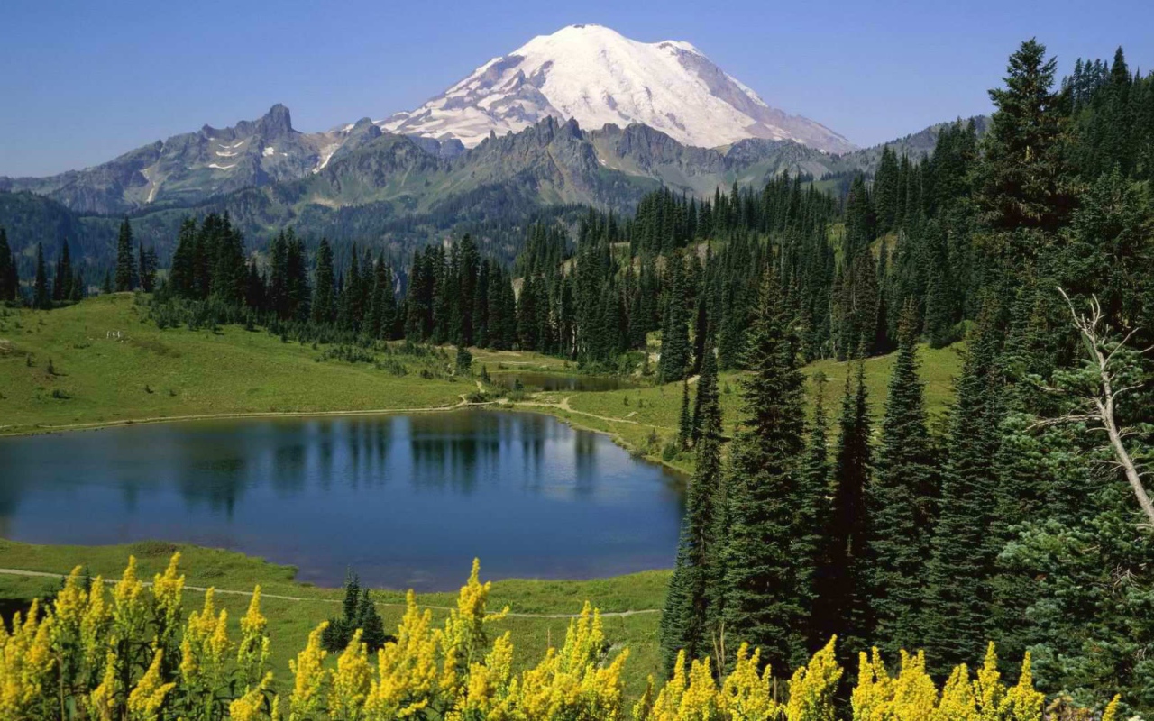 Небольшое озеро в горах