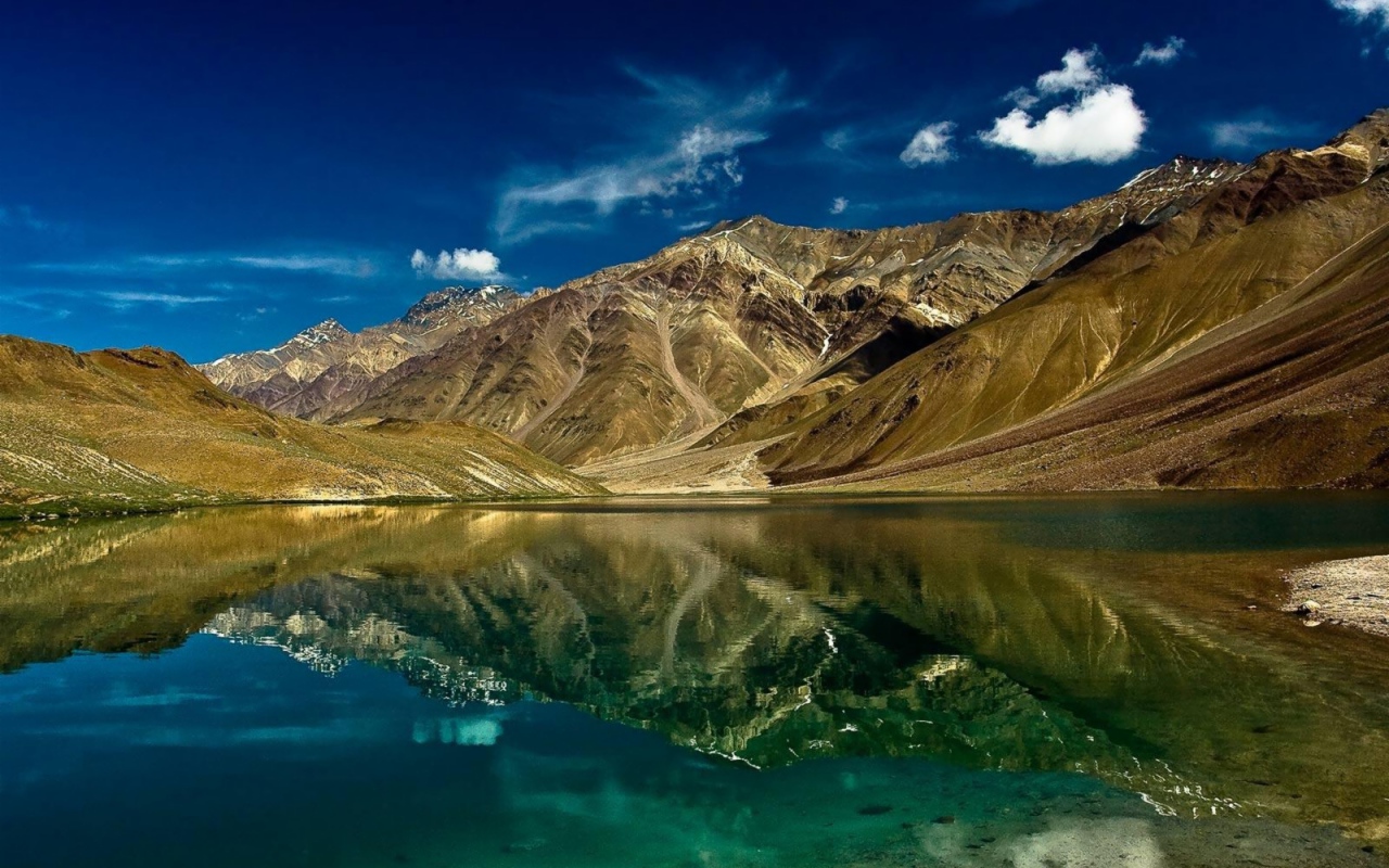 Красивое горное озеро