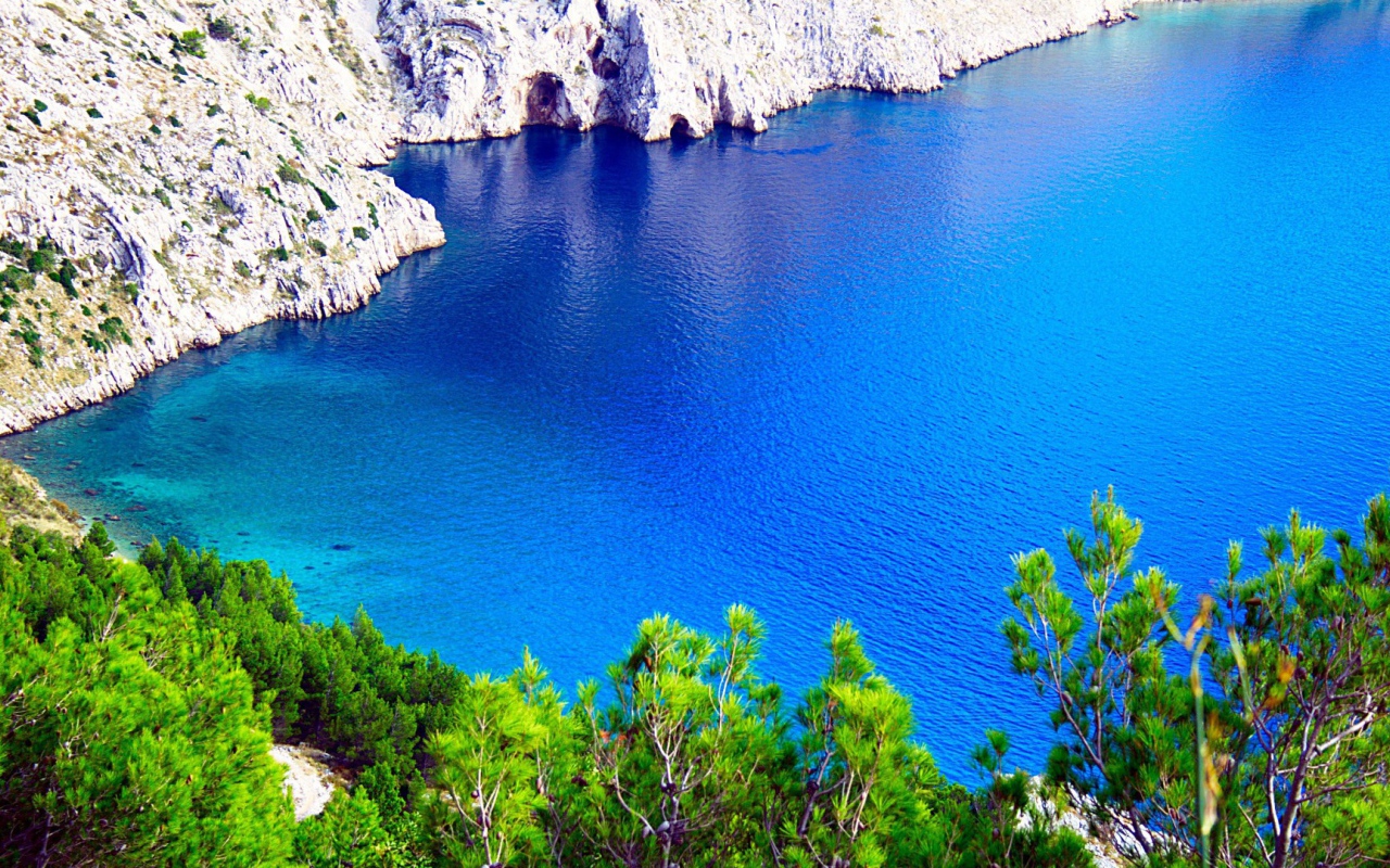 Голубое озеро среди скал