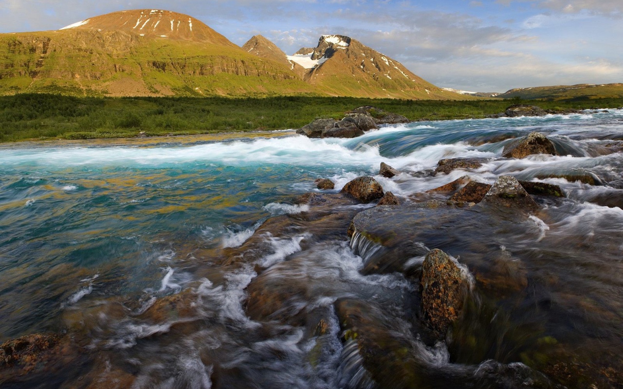 Пейзаж с бурной рекой