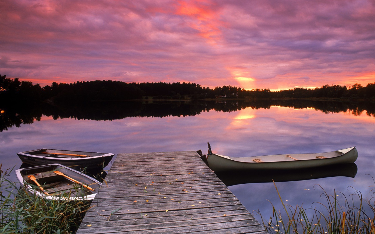 Три лодки у причала