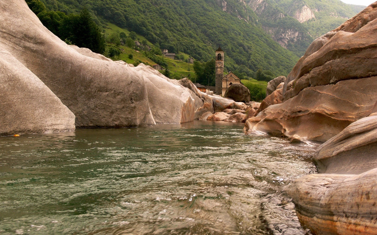 Горная река и часовня