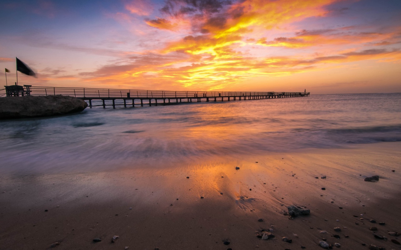 Морской причал на фоне заката