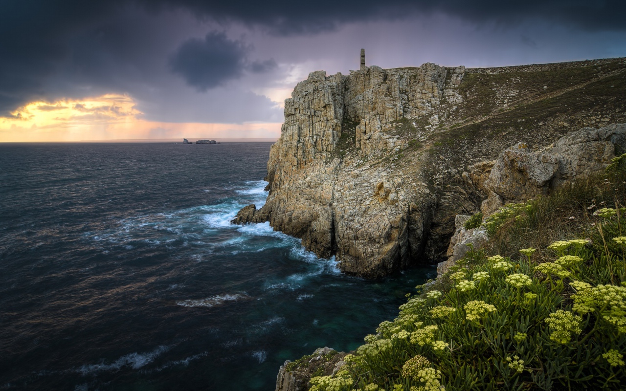 Обрывистая скала у моря