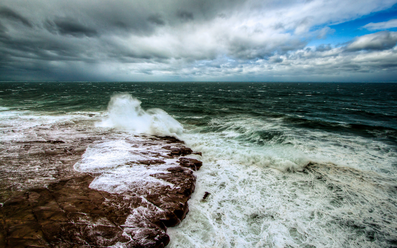 Темный цвет моря