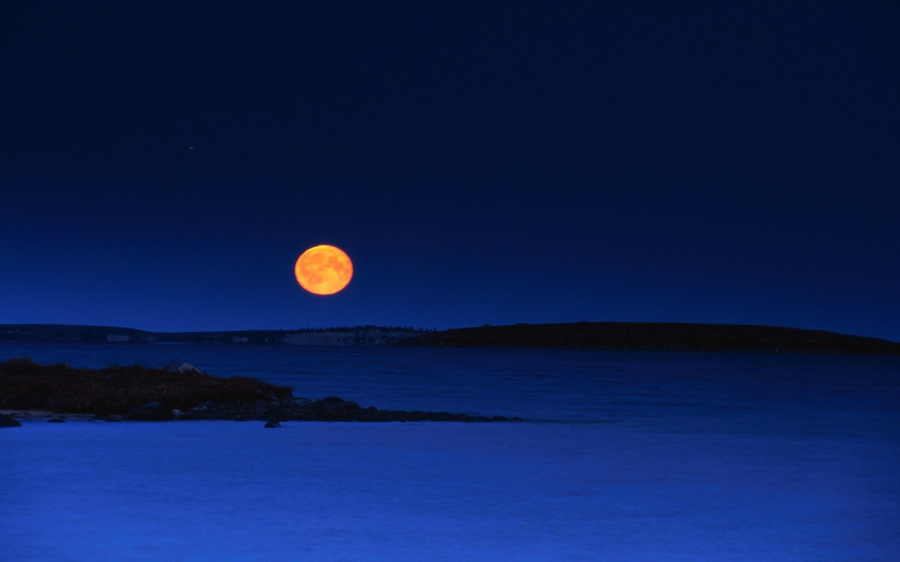 Луна на вечернем небе