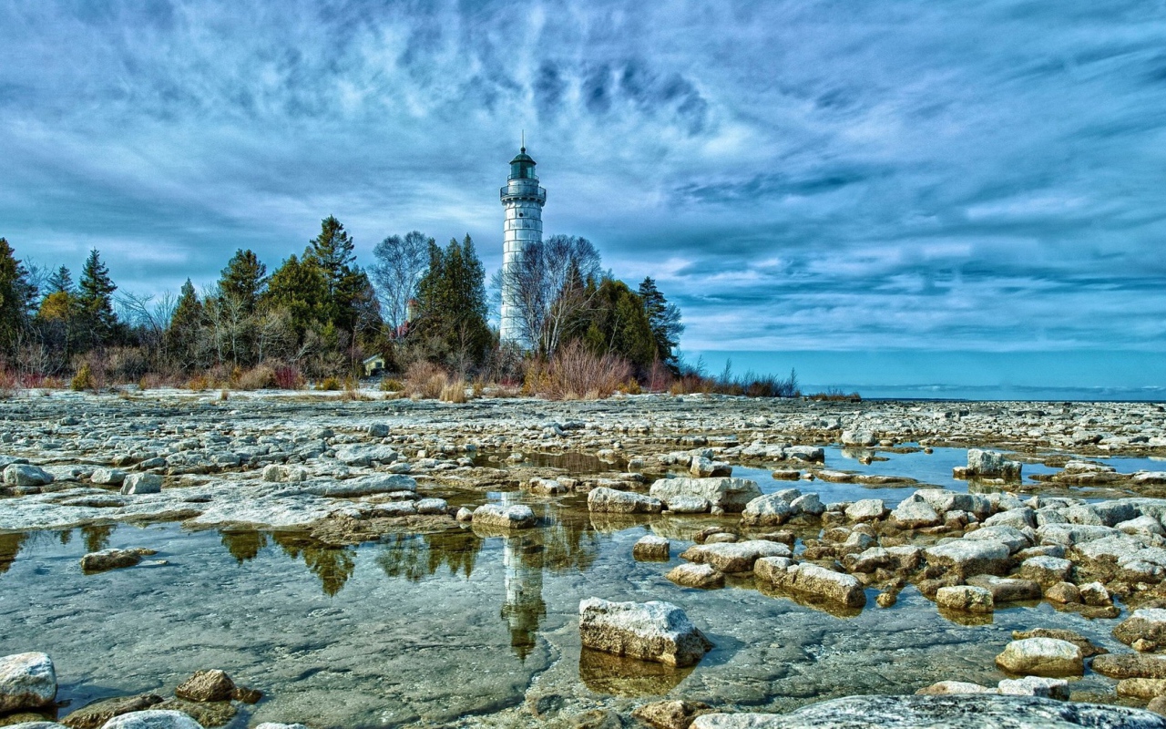Каменный берег с маяком