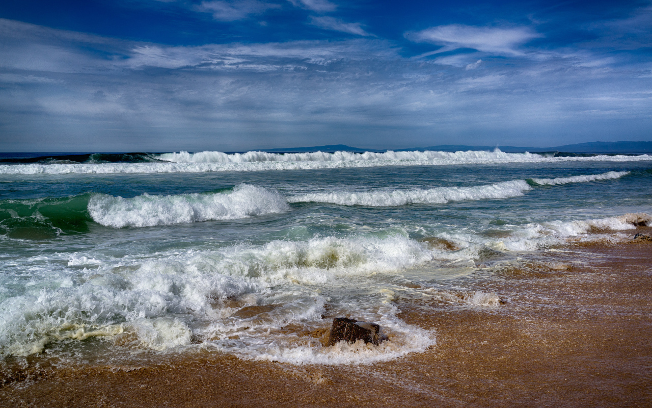 Вид на штормящее море