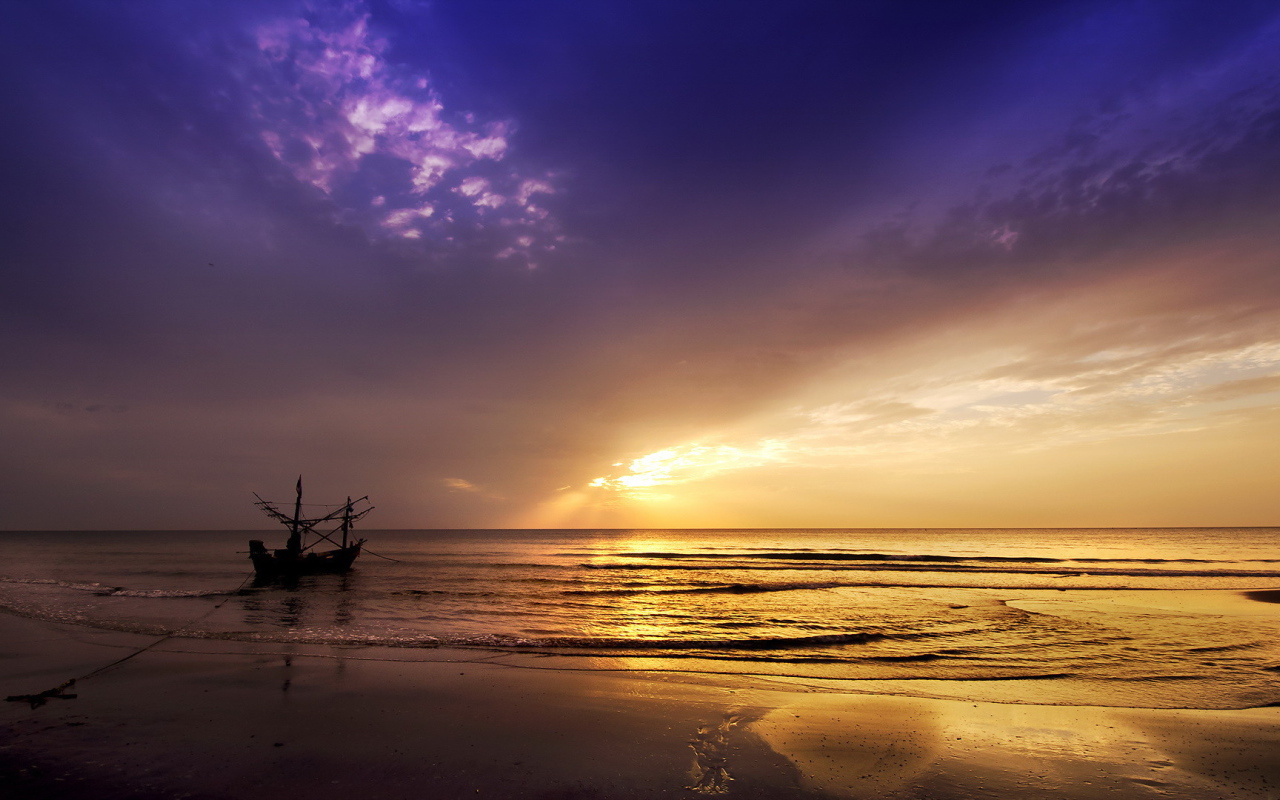 Лодка на фоне заката